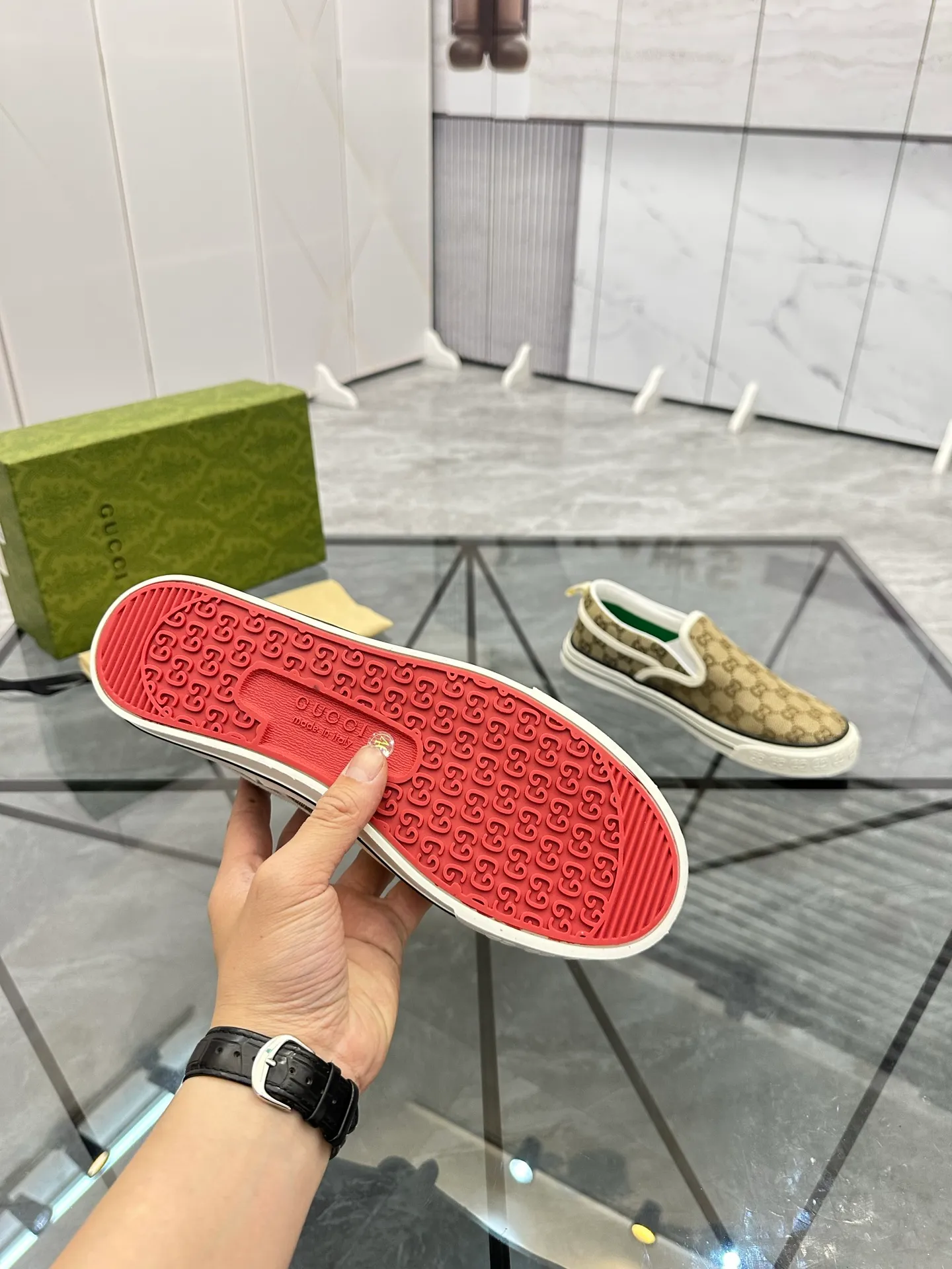 Men's shoes: 💰P360¥ Product trademark: Gucci* "Gucci*" slip-on Regular size: 38-44 (can be customized to 45.46.) Product materials: Original material from the upper counter, breathable lining, original outsole. Number: 661